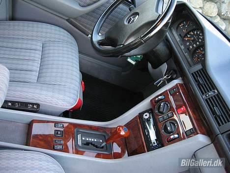 Mercedes Benz W124 300D - Bemærk den flotte finish som MB havde i W124 modellen. Jeg er glad for, at MB igen har fundet de gamle kvalitetsnormer frem i de nye biler. Hvem ved måske kører du og jeg i en af dem om 10 år -:) billede 9