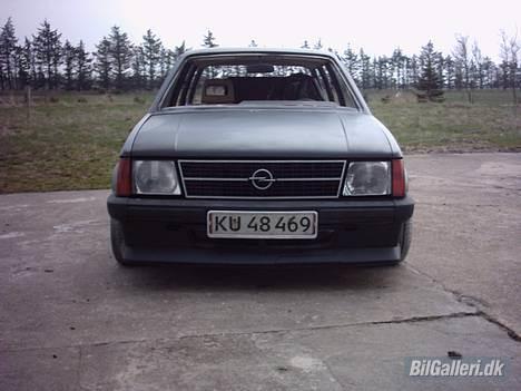 Opel kadett d stc   solgt. - ny kofanger eller hvad i vil kalde den... billede 2