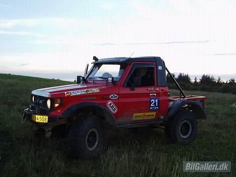 Toyota Landcruiser BJ73 (DØD) - der står den på sine gamle dæk.. de ser noget smalle ud til den.. billede 9