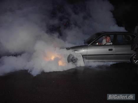 Opel .Astra f GSi 16v Turbo - Min gamle astra F sedan.... 165 hk og begrænseren flyttet.. jeg var oppe på 175 km/t på klokken under den brænder, SJOOOOOOOVT... Men er blevet noget mere fornuftig nu.. griner billede 11