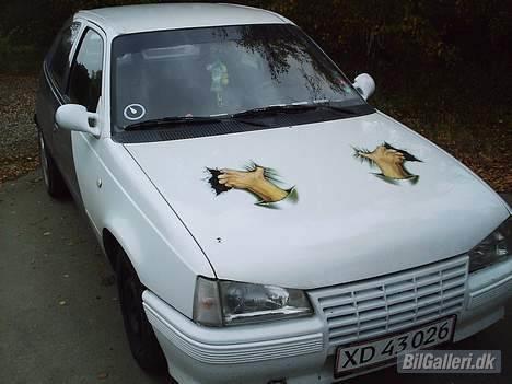 Opel kadett E - klister mærker det er over larkeret så der ikke er overgang billede 3
