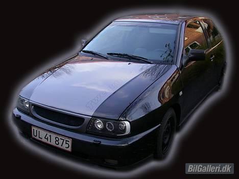 Seat Ibiza 2.0GTi WMAX 2006 - 14 november. Bilen har fået det nye folie tema på, men den ser lidt kedelig ud her til vinter :) billede 1