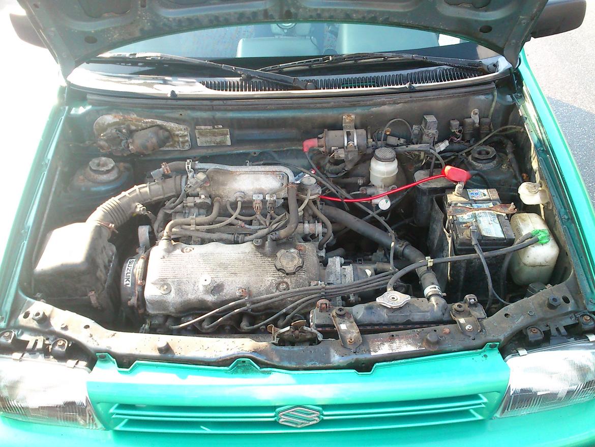 Suzuki Alto - Ikke det pæneste Motorrum :) billede 11