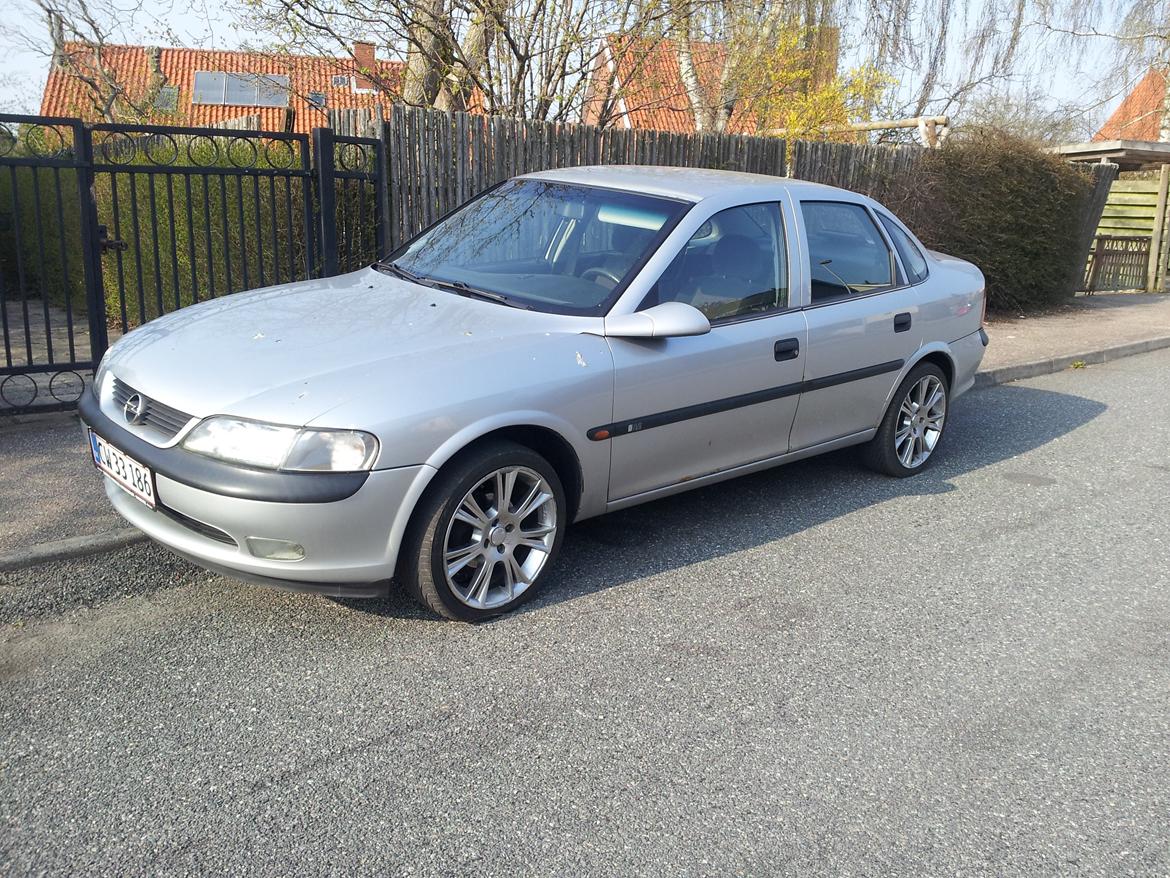 Opel Vectra B Sedan - Fine nye 17" 
205/40-R17 billede 2