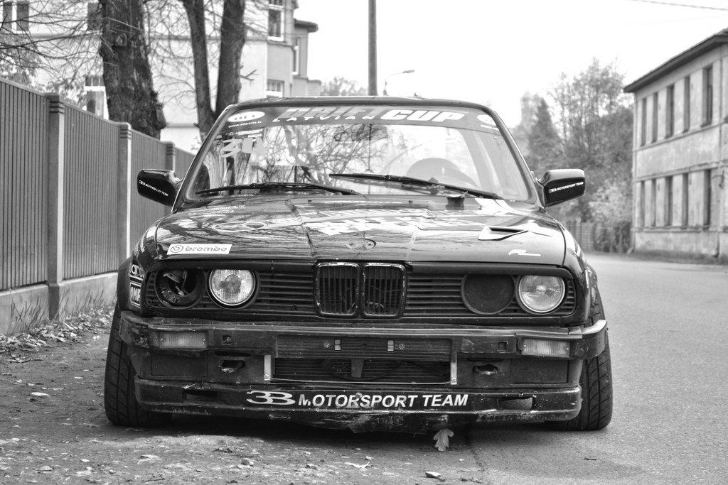 BMW E30 325 low budget drifter billede 1