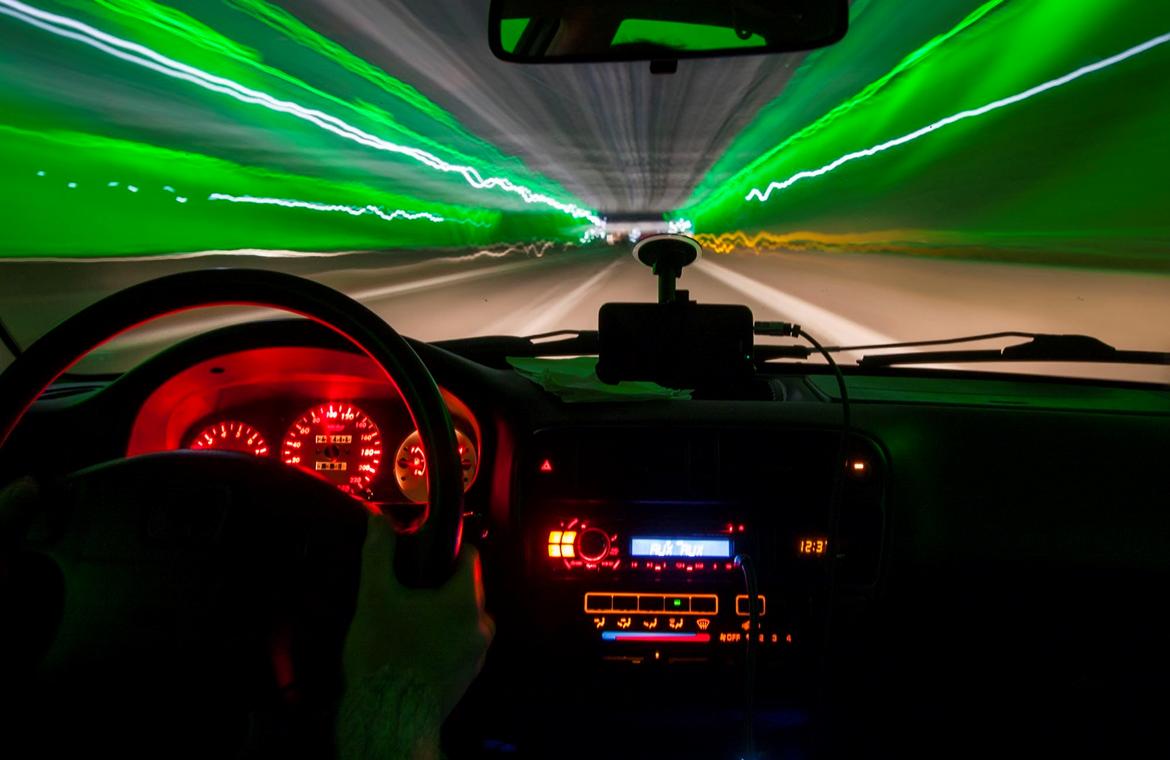 Honda Civic 1.5 iLS - Taget med lang lukketid, med kameraet monteret på stativ i bilen. billede 6