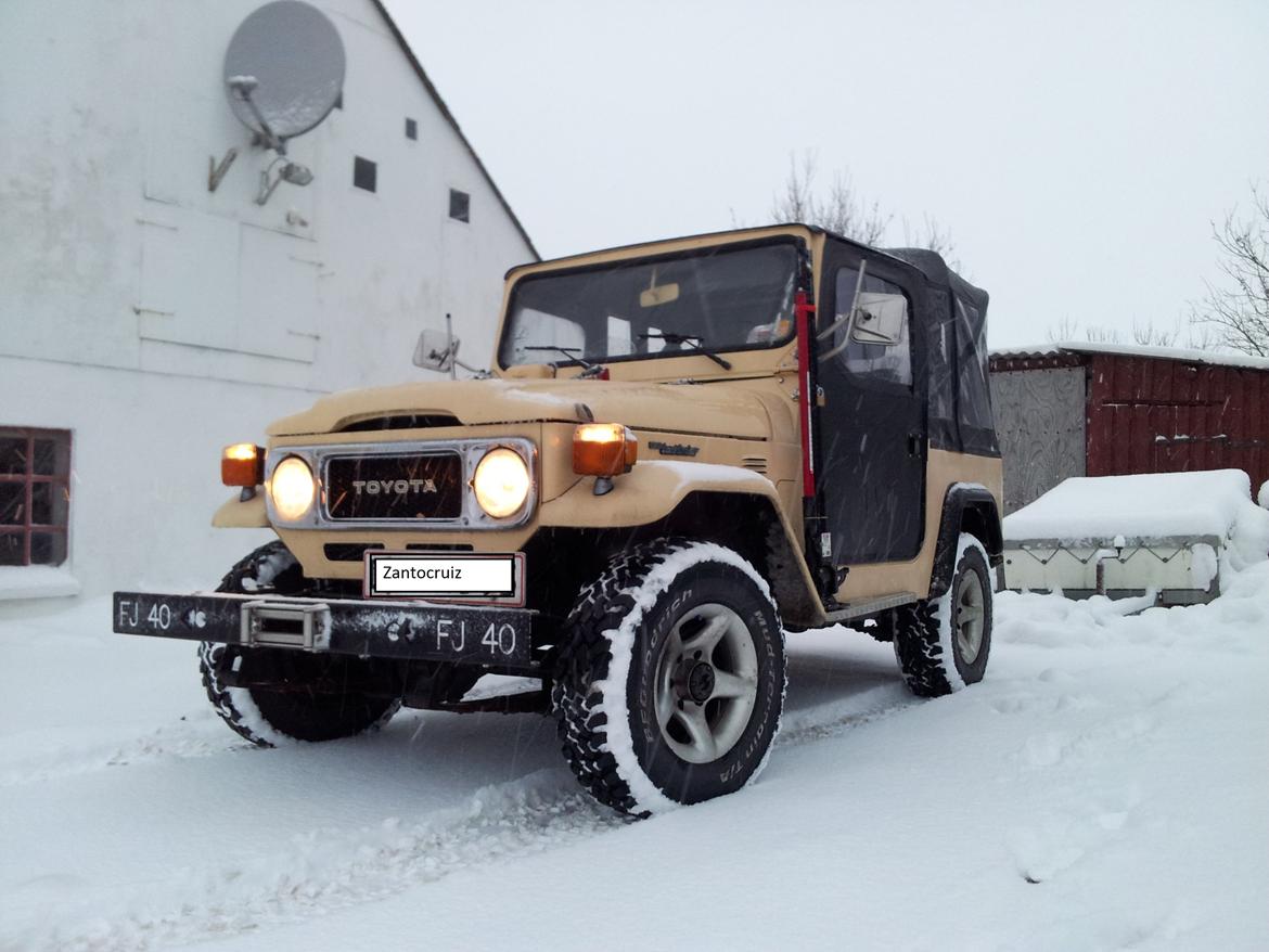 Toyota LandCruiser FJ40 2F 4.2L - Så er kofanger gjort klar med rullekryds. HighLift Jack og skærmforøgere monteret. billede 3