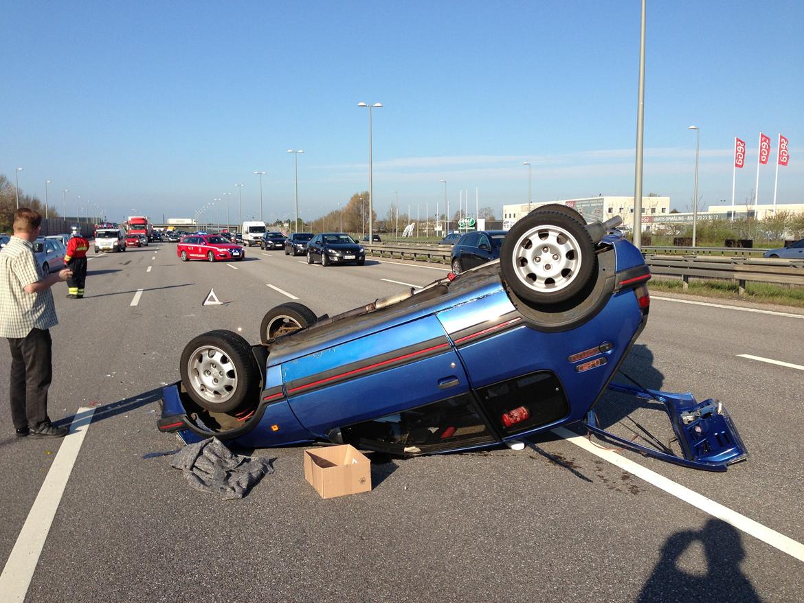 Peugeot 205 GTI 1.9 - (TOTALSKADET) - Fik lige et ordentligt skub i røven i morges d. 13.5.2013. Lastbilen tog ingen skader, men det gjorde jeg derimod. Så det er med vemod, jeg må sige farvel til min elskede 205 GTI. RIP :( billede 1