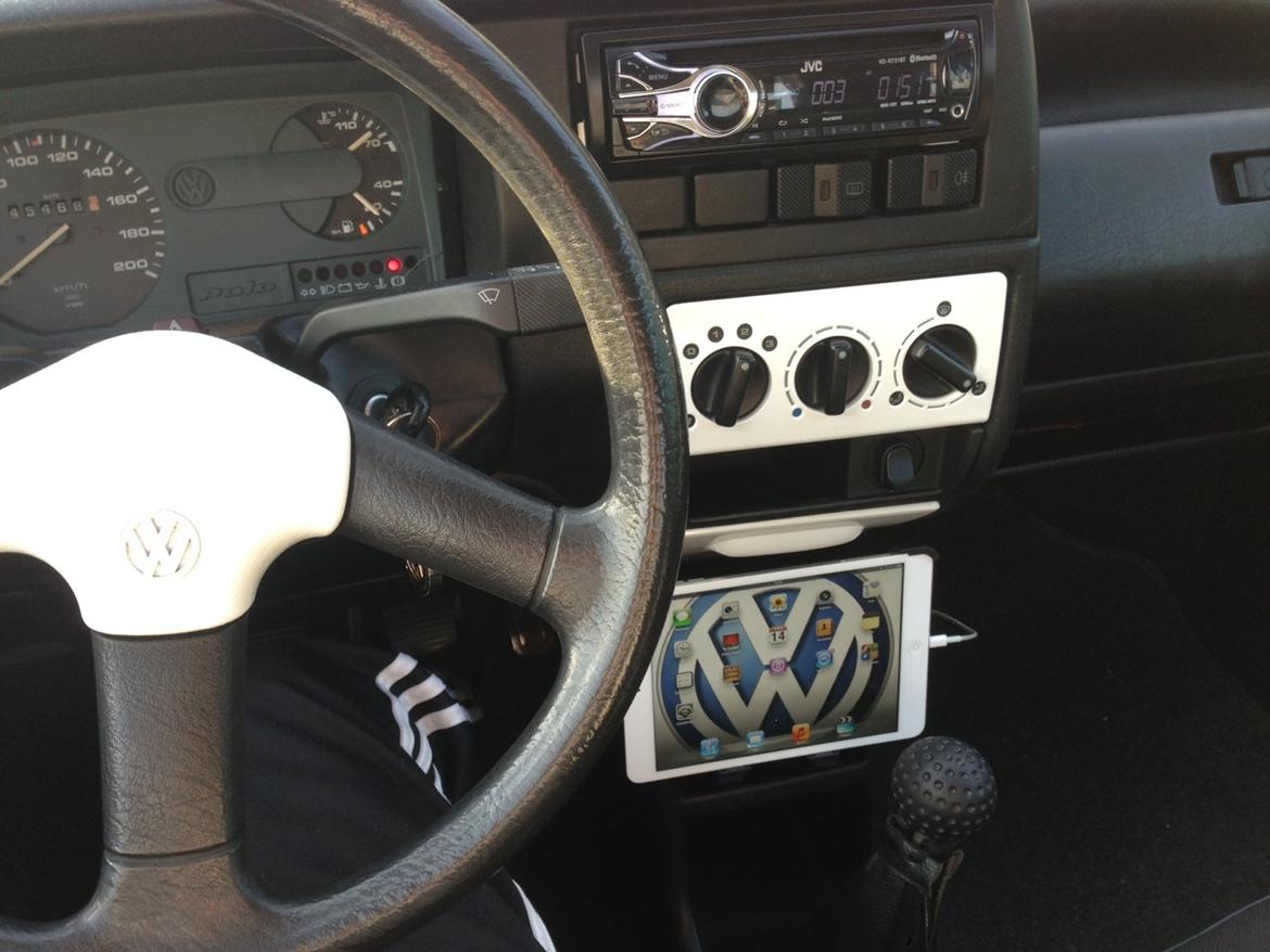 VW Polo Coupe Black/White Edition - iPad Mini monteret på kardonboks billede 8