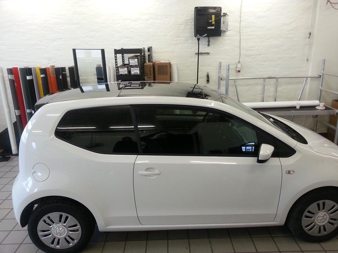 VW Move Up! 75Hk Bmt - Panorama - Hos Tintshop,dk 
Solfilm og folie på taget bag panoramatag billede 11