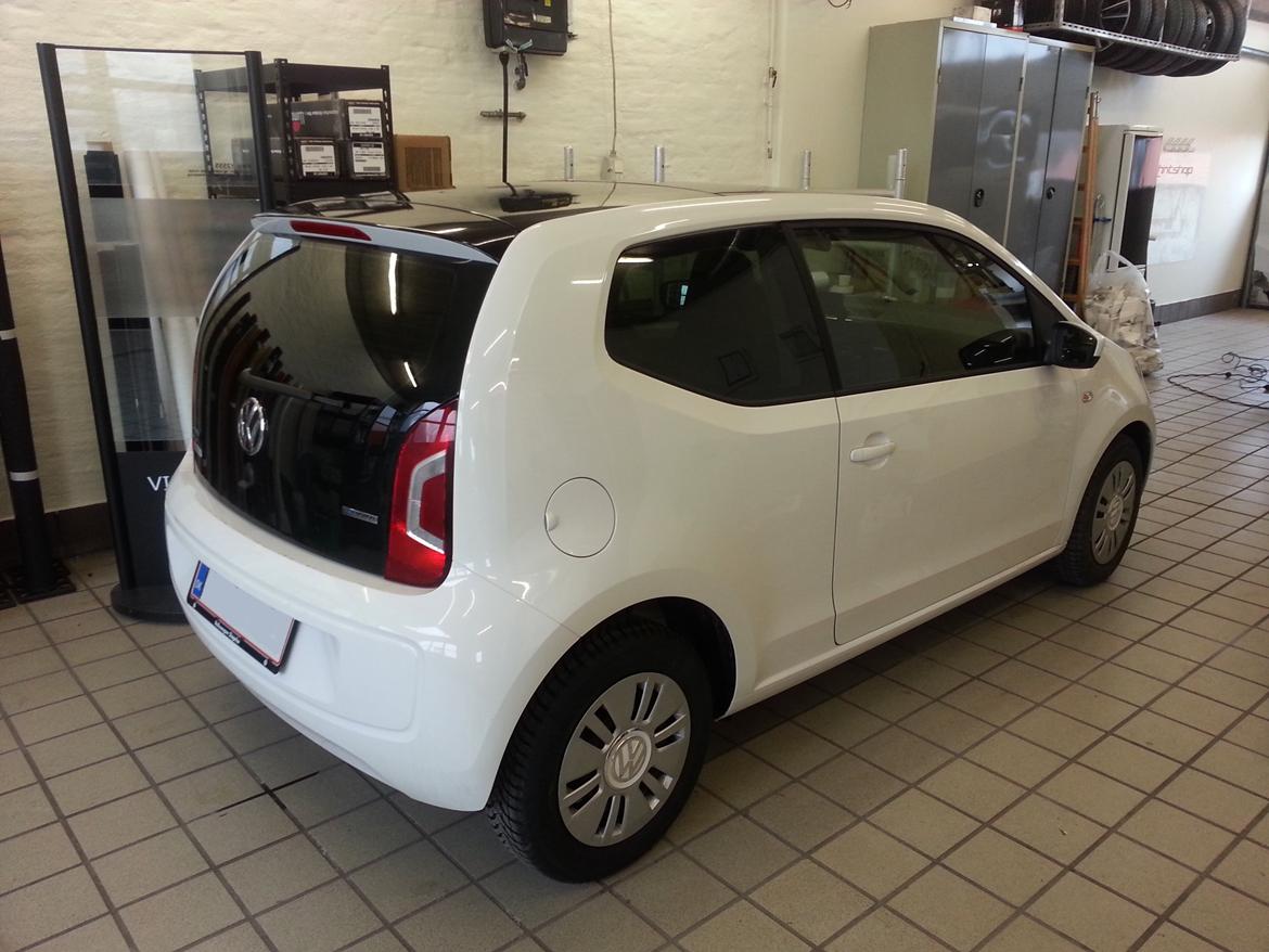 VW Move Up! 75Hk Bmt - Panorama - Hos Tintshop,dk 
Solfilm og folie på taget bag panoramatag billede 12