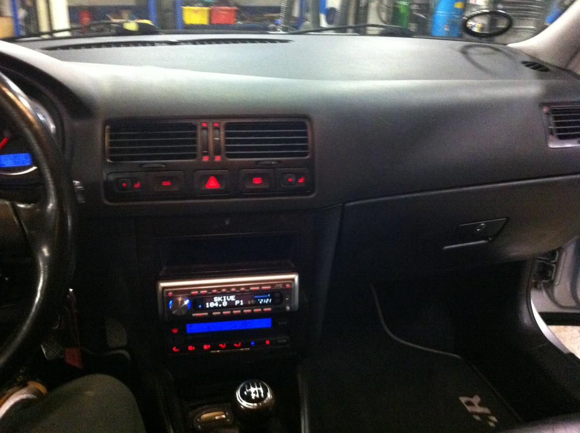 VW GOLF GTI TDI - r32 instromentbord med lys i luftdyserne billede 7