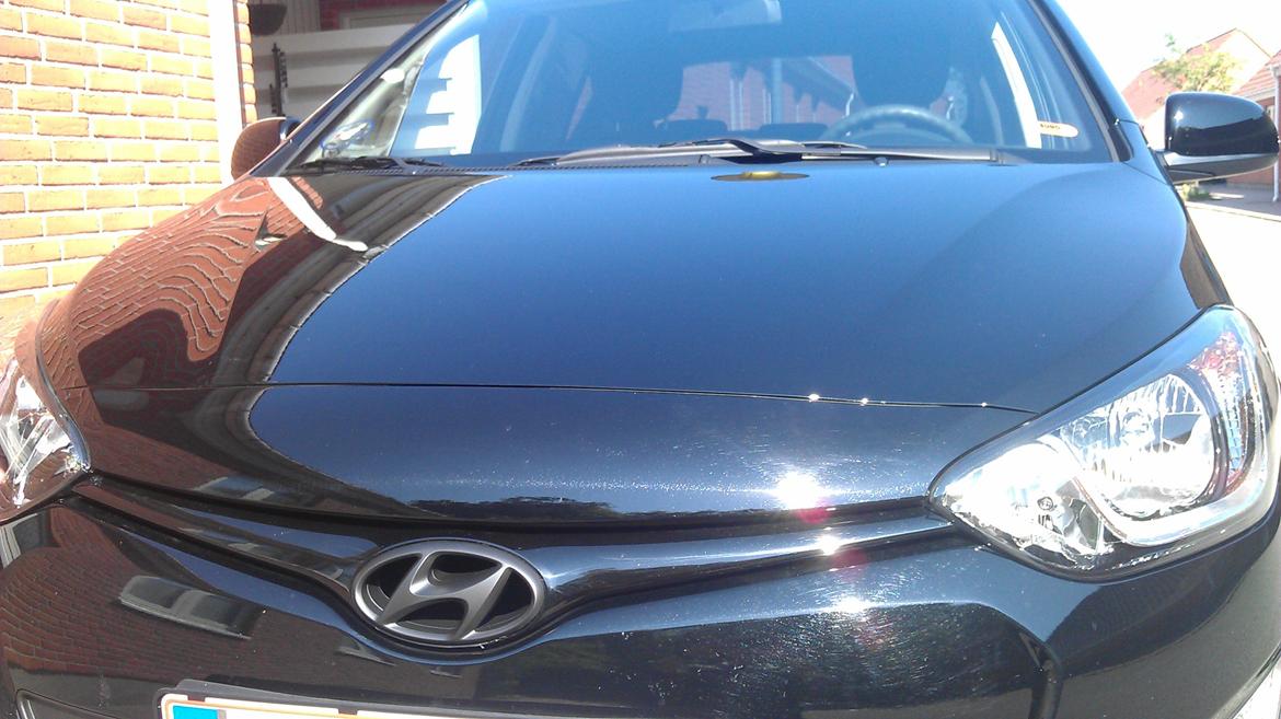 Hyundai i20  1.1  CRDI Eco - Hyundai logoét er blevet malet sort med Plasti Dip. Kan klart anbefales, super nemt, og MEGET pyntende) billede 6