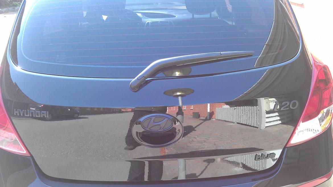 Hyundai i20  1.1  CRDI Eco - Her mangler jeg lige at fjerne Plasti Dip inde i Hyundai´ logoet.. billede 11
