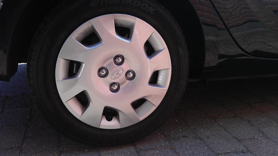 Hyundai i20  1.1  CRDI Eco - Overvejer lidt, at male pyntekapslerne sorte, ind til jeg finder nogle 17" at smide på bilen billede 13