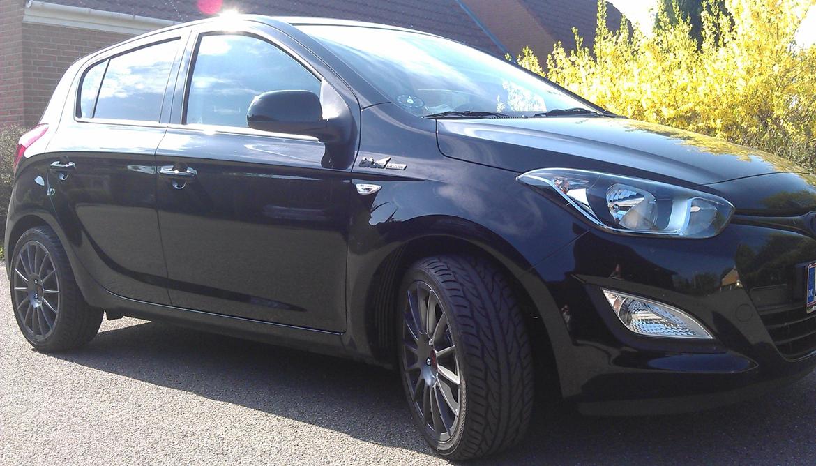 Hyundai i20  1.1  CRDI Eco - Så kom der sgu alusutter på fars nye bil ;o)

7X17  ET42, liiige til kanten hehe billede 1