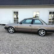 BMW E30 320i