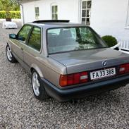BMW E30 320i