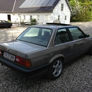 BMW E30 320i