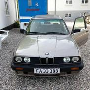 BMW E30 320i