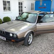BMW E30 320i