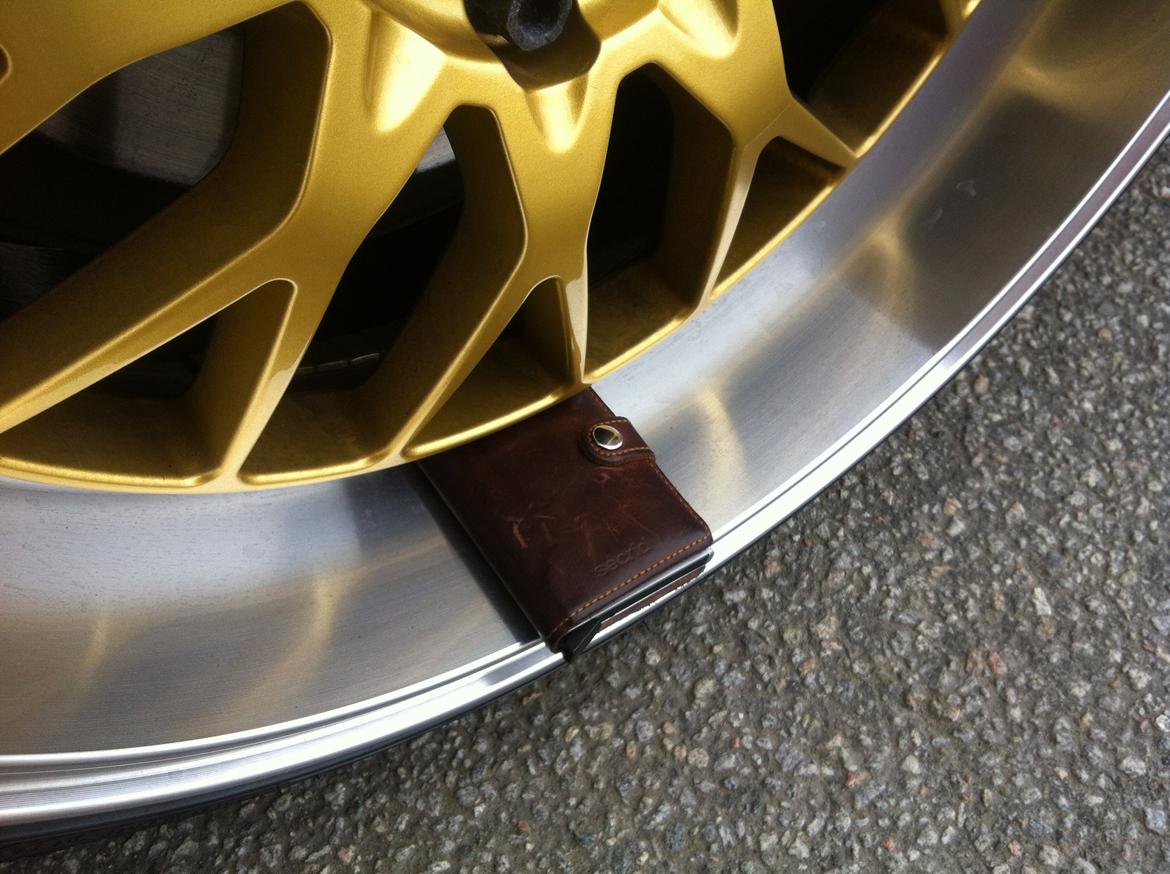 VW Golf V GTI APR solgt - Kanten på bagfælgen billede 9