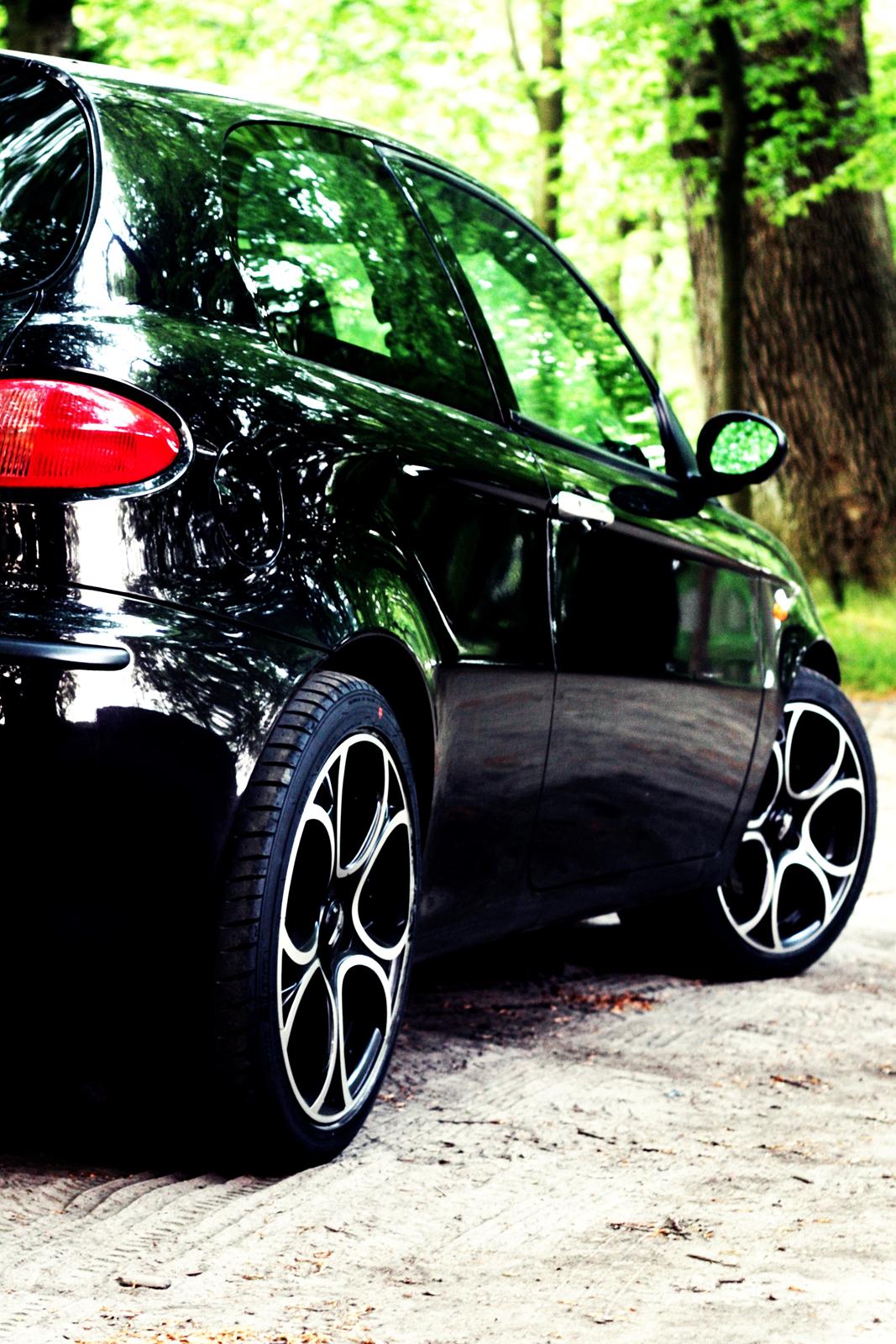 Alfa Romeo 147 2,0 selespeed - Man skulle tro fælgene var lavet til den vogn. billede 5