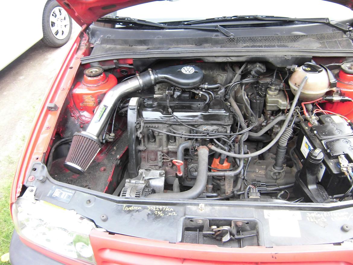 VW Vento 1.8 CL - ikke noget kønt motorrum, men det er der da :) billede 10