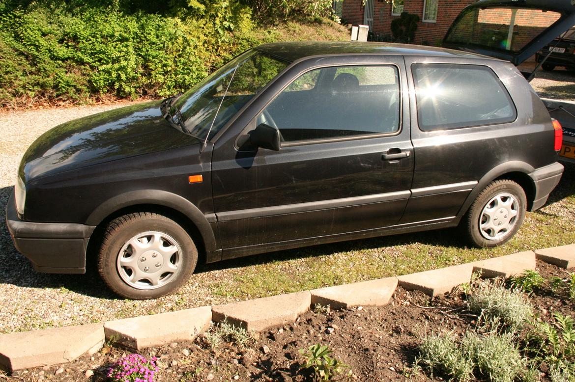 VW Golf 3 CL 1.8 *DØD* - den skal nedaf også større fælge ;)  billede 2