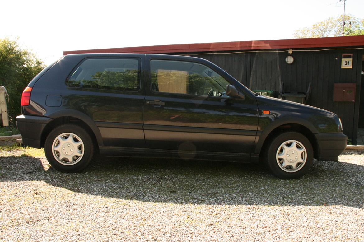 VW Golf 3 CL 1.8 *DØD* - Her kan man RIGTIG se at hun SKAL ned! billede 4