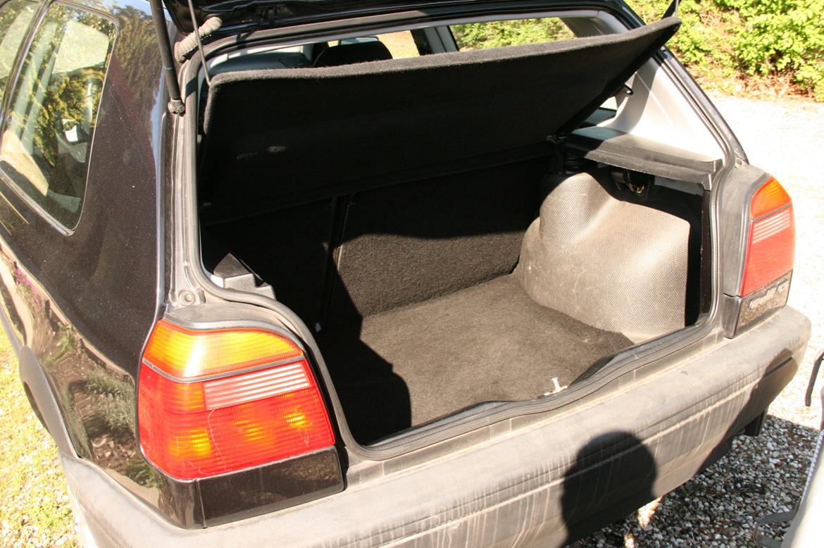 VW Golf 3 CL 1.8 *DØD* - bagagerummet er rigtig pænt!  billede 8