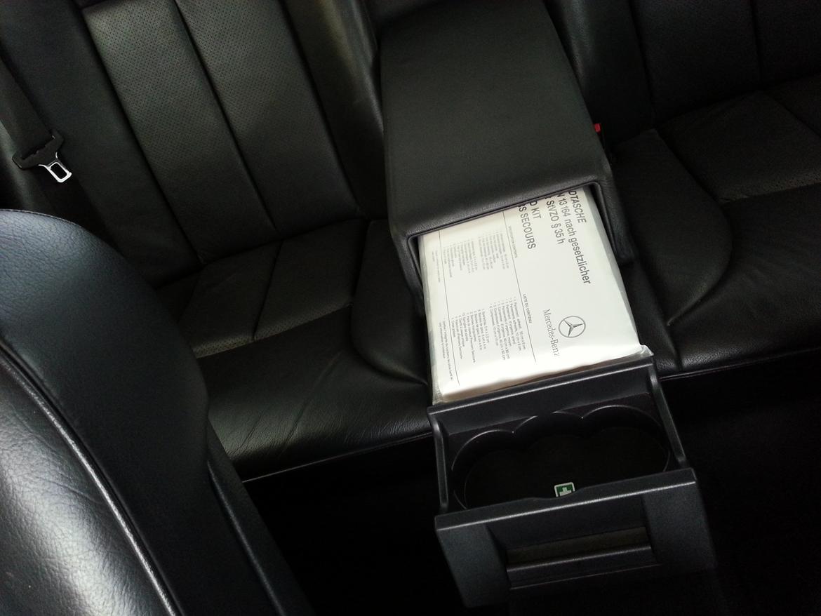 Mercedes Benz E200 - Kopholder og førstehjælps udstyr i armlæn billede 11