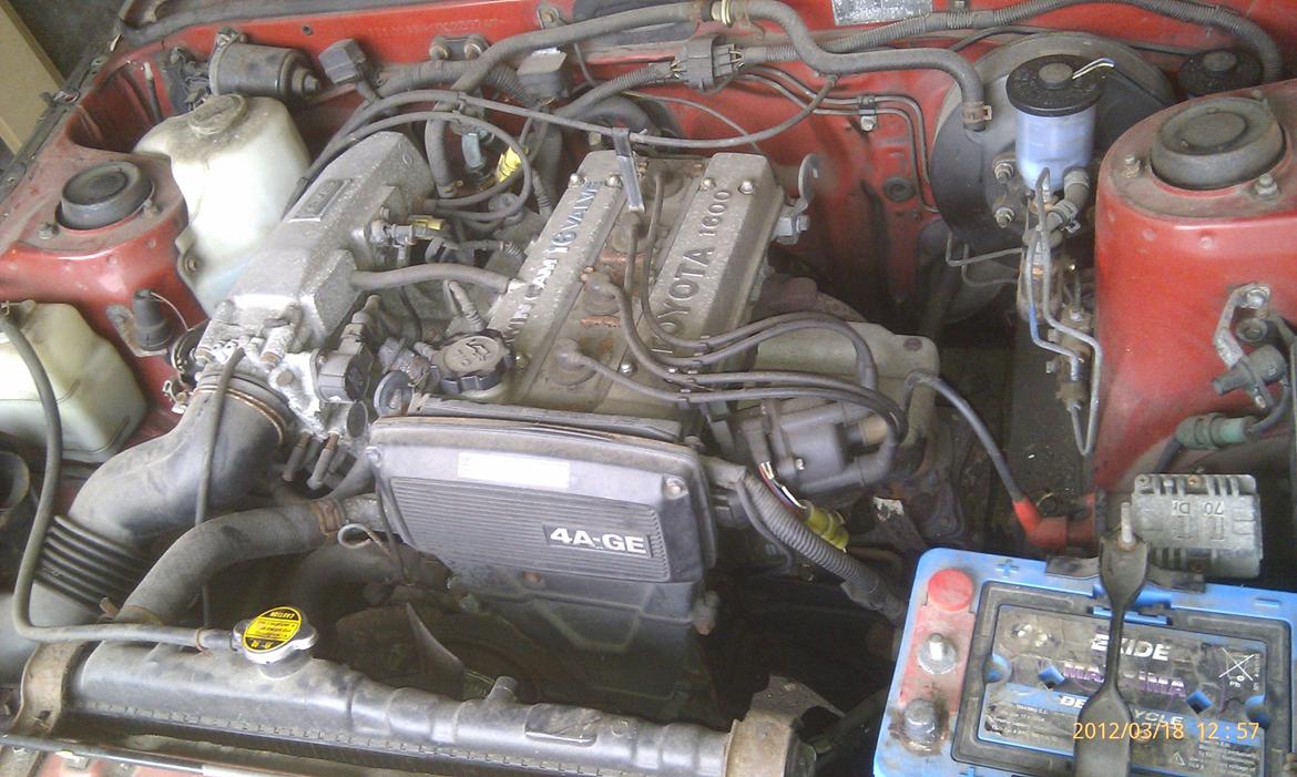 Toyota Corolla 1.6 16V GT Coupe AE86 "Noisy Boy" - Motoren før billede 9