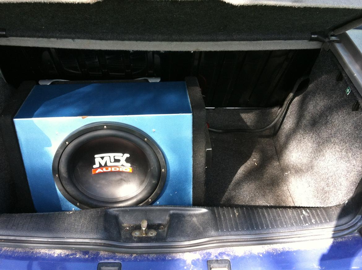 VW Polo 6n - Efter opspænding af kondensator og forstærker på baskassen, den eneste tydelige ledning tilbage er den fede stelledning.. billede 19