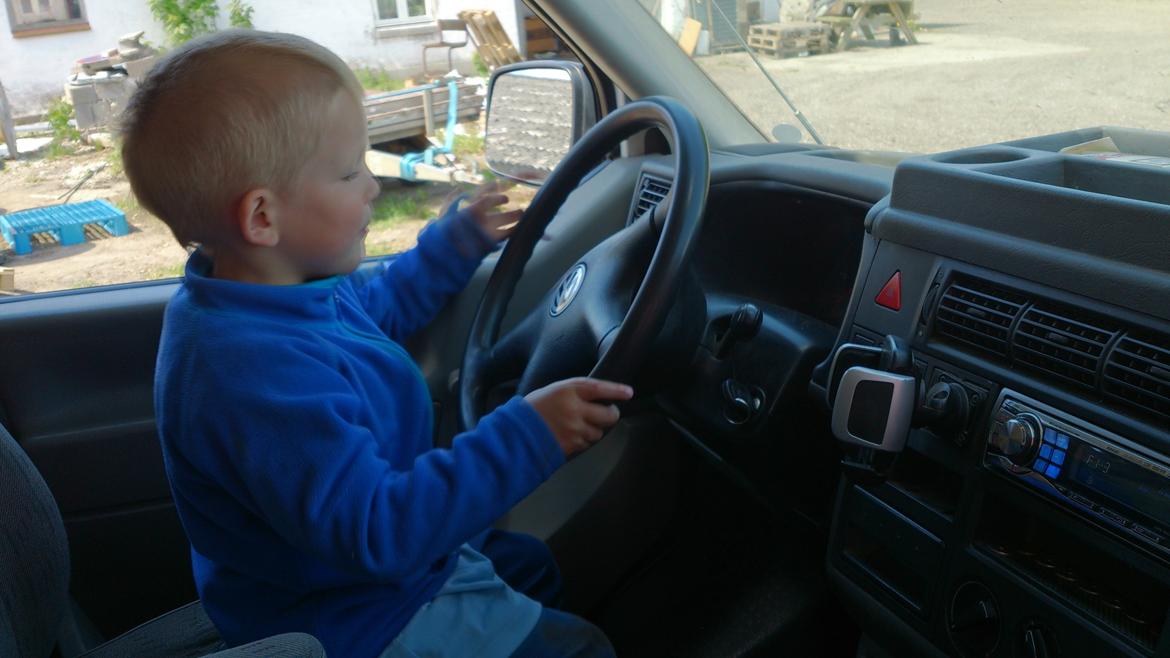 VW Transporter T4 1,9 TD - Min kærestes søn der også vil kører stor bil.. ;P billede 2