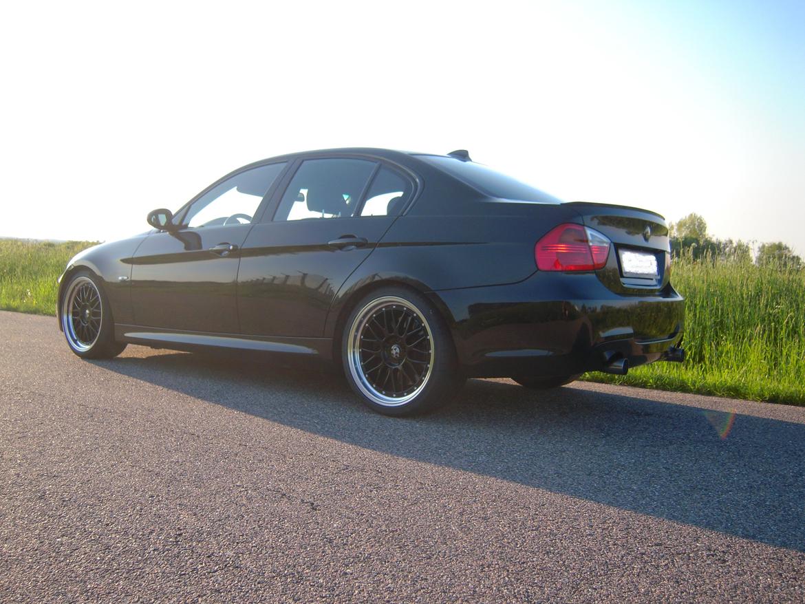 BMW E90 330 D Er Solgt - Syntes selv det er blevet godt med de nymalet fælge. billede 1