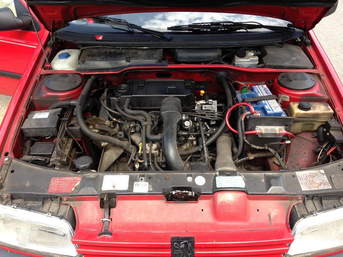 Peugeot 405 - trænger til en motorvask billede 6