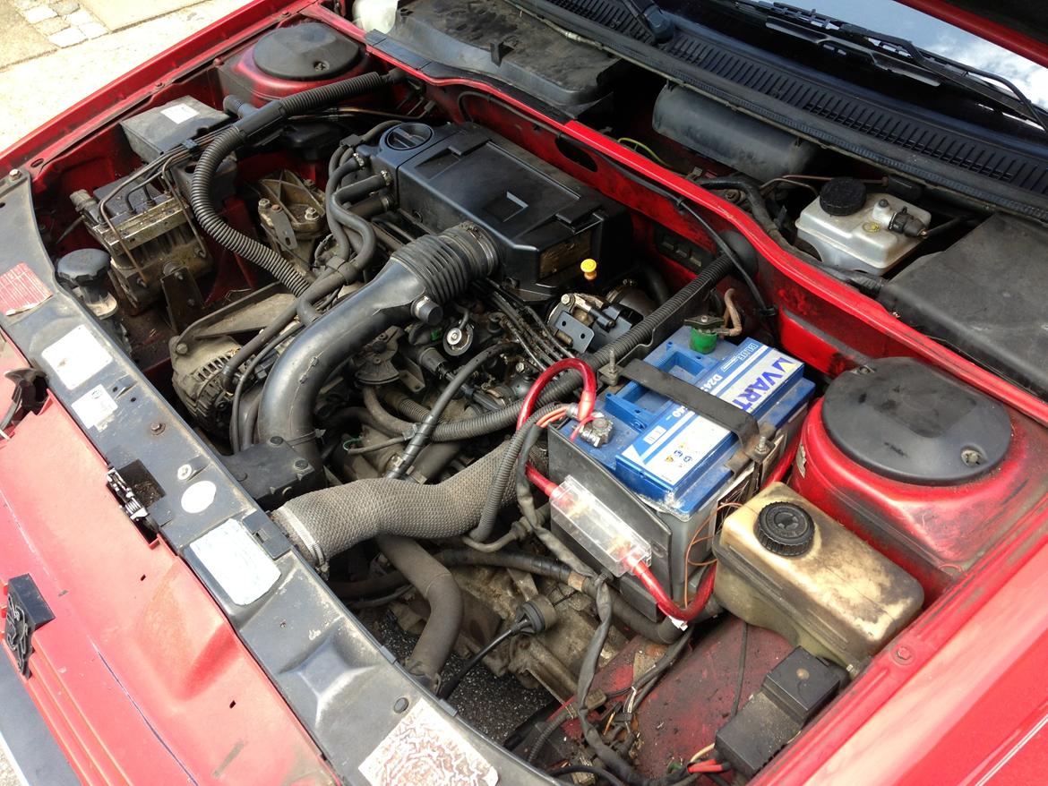 Peugeot 405 - trænger til en motorvask billede 7