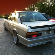 BMW E28 528i shadowline