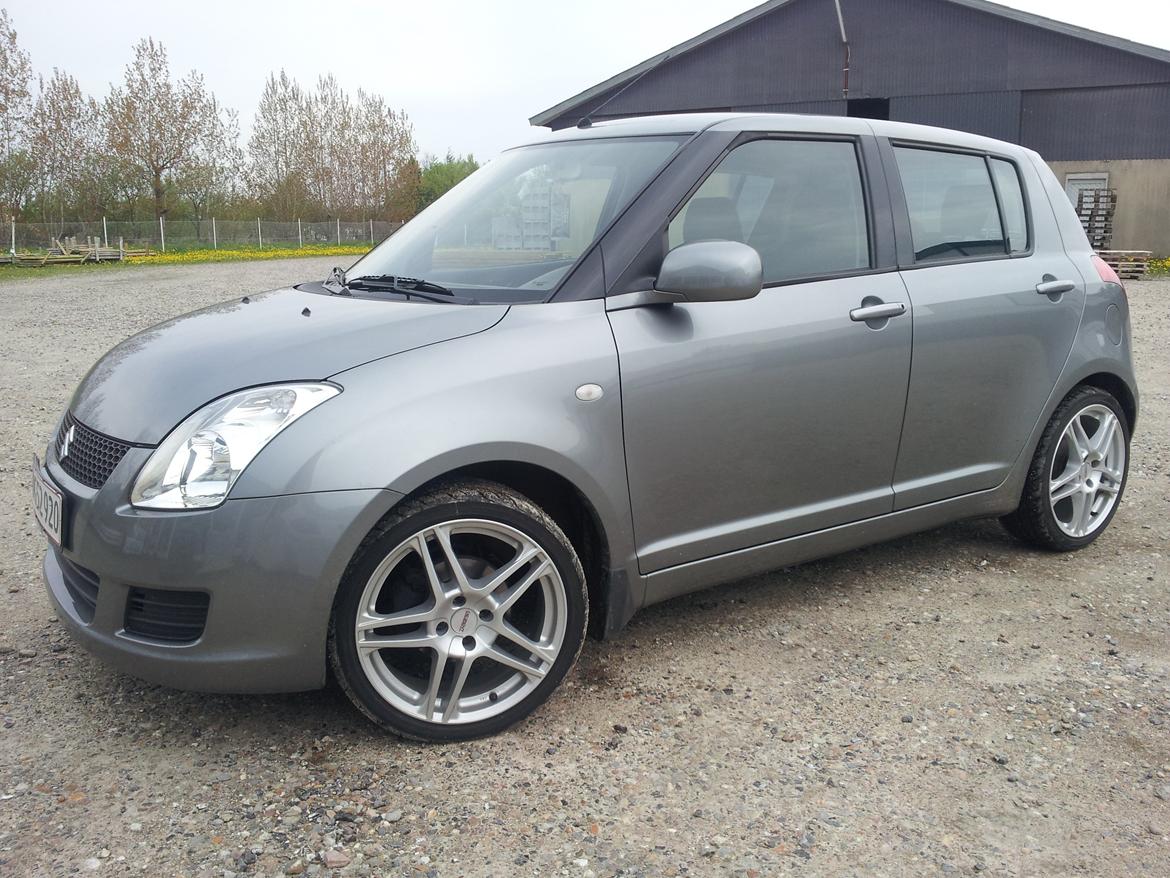 Suzuki Swift 1,3 GLS - Så kom der alufælge på Swiften. billede 1