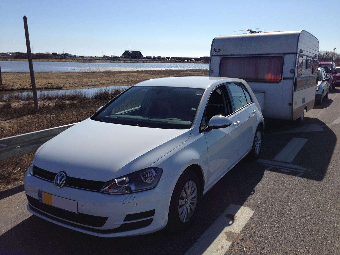 VW Golf 7 - Kørt 400 km - første "træk-test" - campingvogn :-) Venter på Hals-Egense-færgen. billede 5