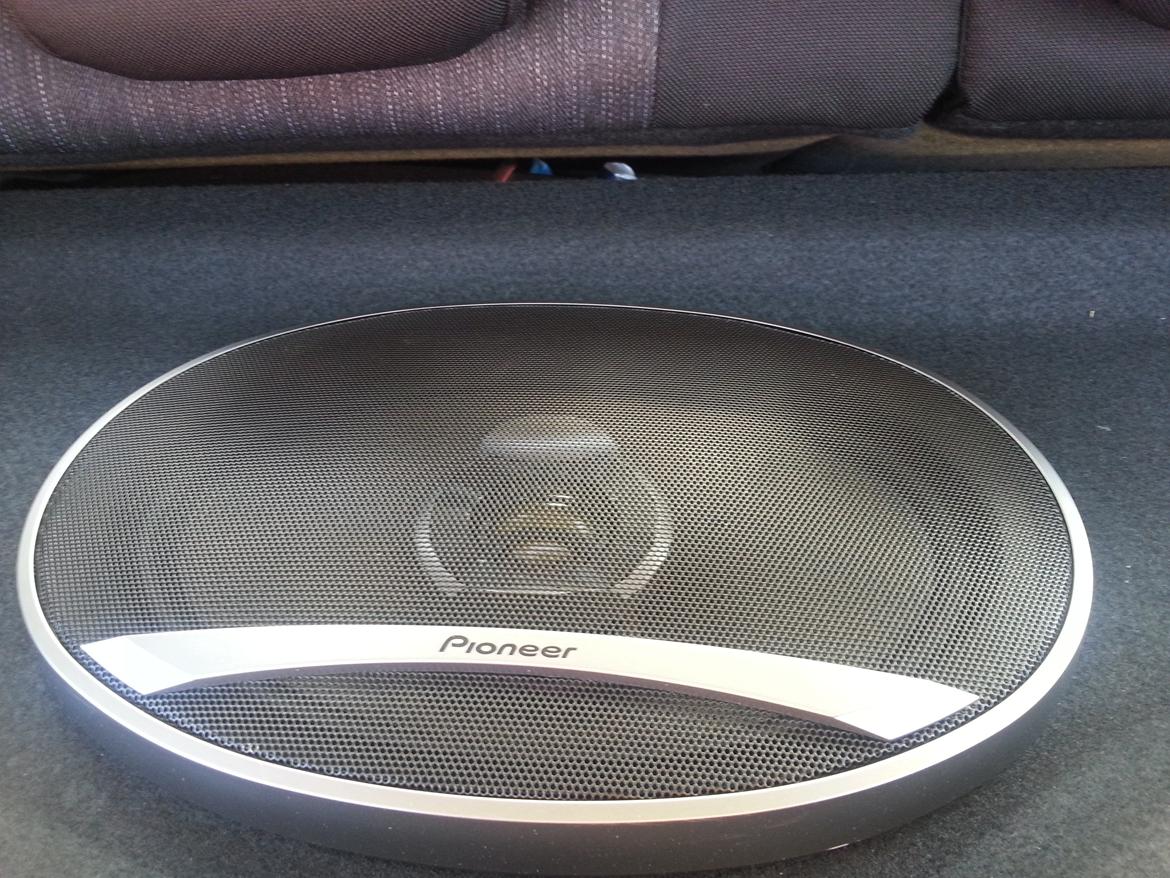 Kia Picanto Motion Plus - Baghøjtalerne :) Bliver så godt med den nye hattehylde. billede 11