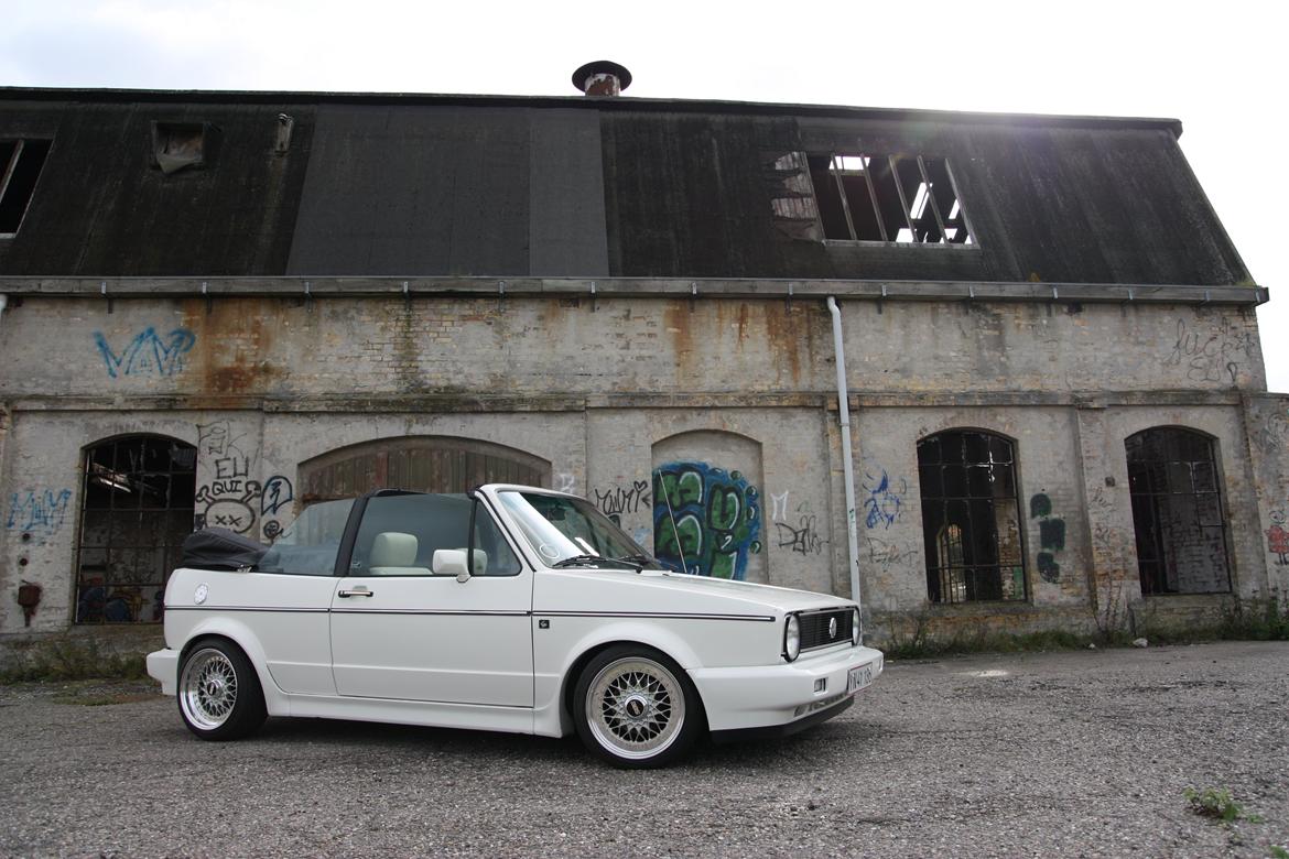 VW Golf 1 Cabrio - Nyeste billede jeg har af den (sommeren 2012) Der er siden kommet chrom lister pa siden. billede 1