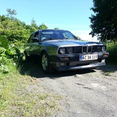 BMW e30 320i