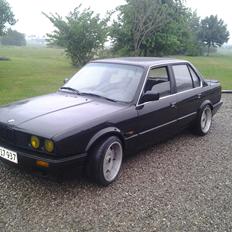 BMW E30 320i