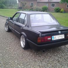 BMW E30 320i