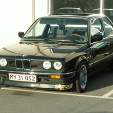BMW E30 320i