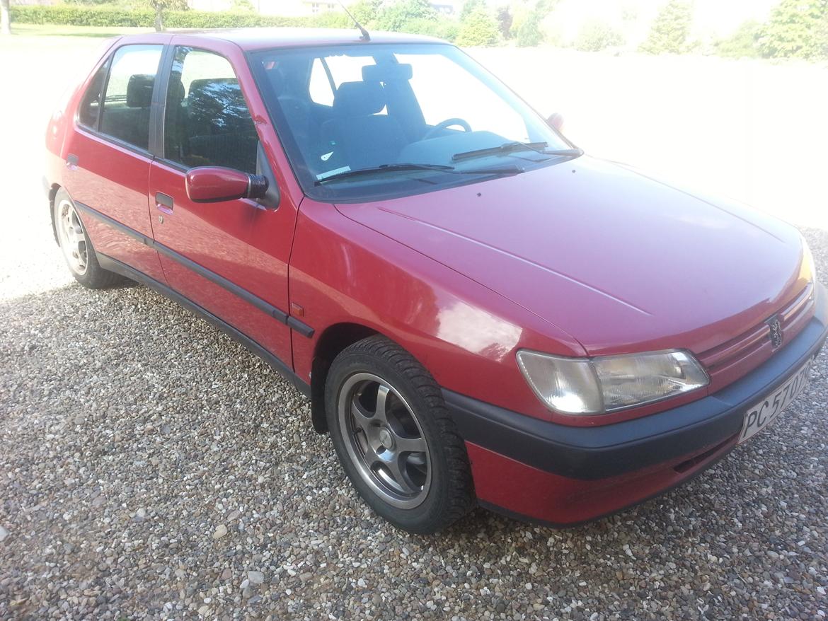 Peugeot 306 XR - Man kan lige ane flængen i døren på dette billede. billede 6