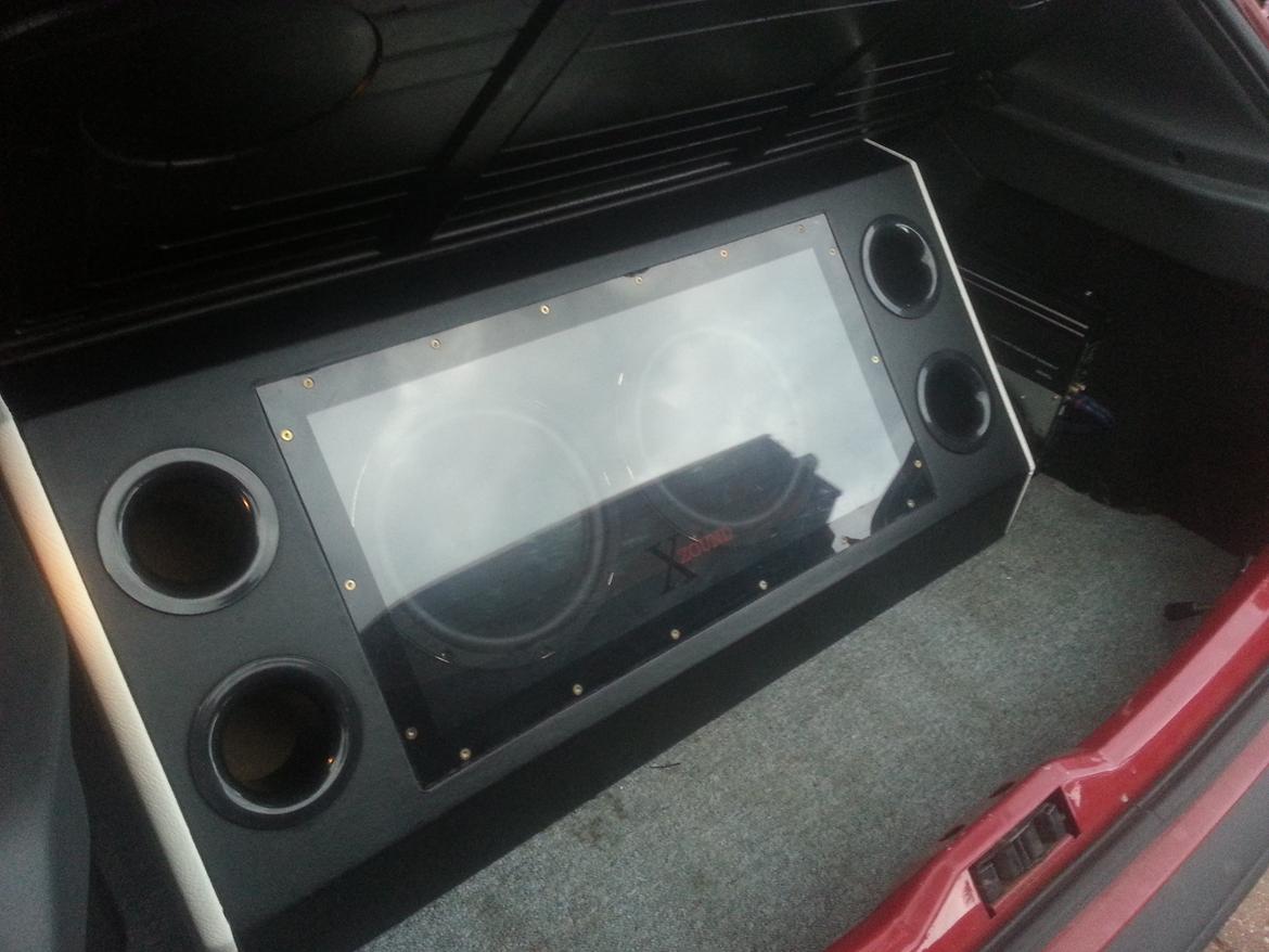 Peugeot 306 XR - Subwoofer. Der er sat blå LED strips i på indersiden, som lyser i takt med bassen. billede 9