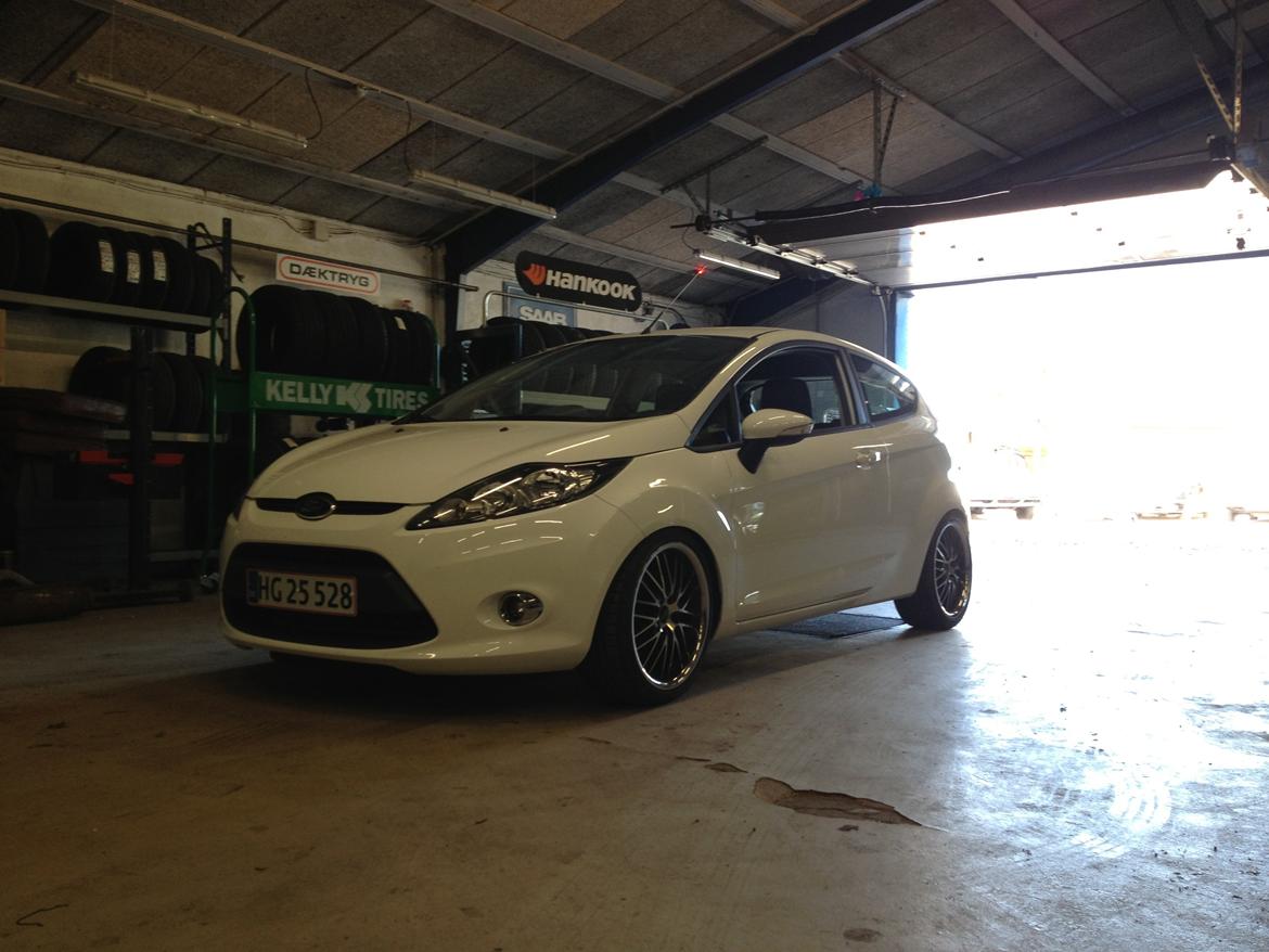 Ford Fiesta mk7 - Skal længere ned, men kræver mindre dæk, da de skræber på :-) billede 15